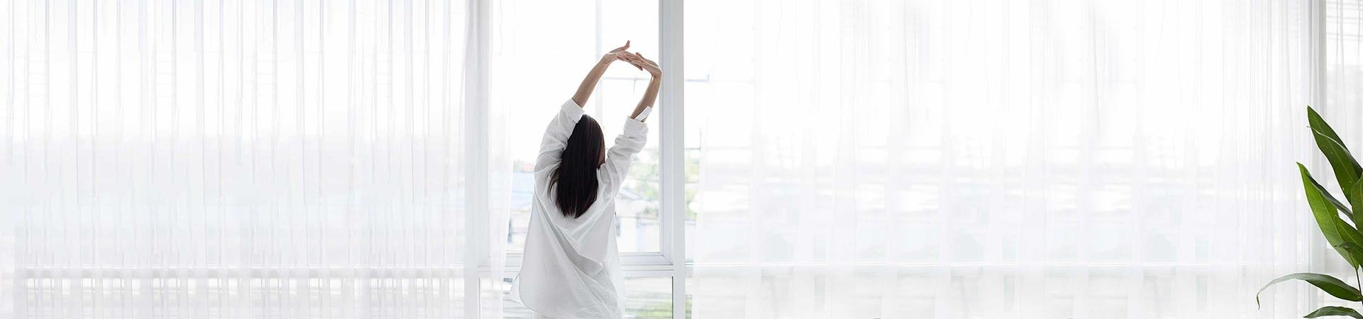 Frau vor Fenster